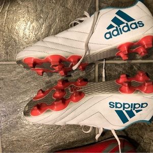 Sport shoes with cleats